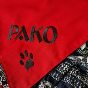 czerwona apaszka dla psa z imieniem pako